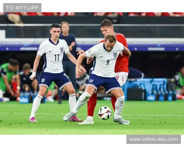 英格兰后卫里斯·詹姆斯：新赛季表现引发关注，成英格兰防线关键人物