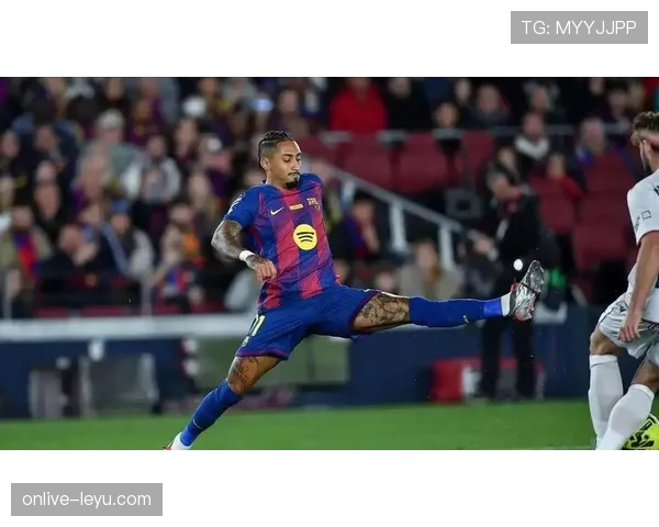 拉菲尼亚5800万欧元转会引爆足坛,新东家阵容构建与竞技前景引热议 拉菲尼亚5800万欧元转会引爆足坛,新东家阵容构建与竞技前景引热议