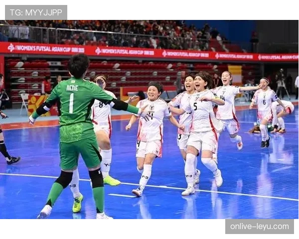 日本足球队在亚运会中夺得金牌，展现出强大实力与团队合作精神。